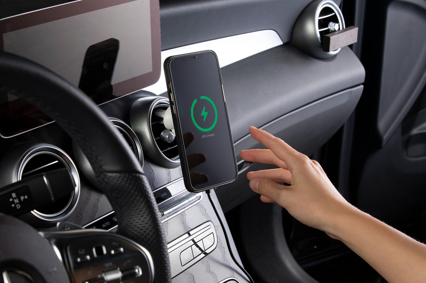 Bezdrátová autonabíječka Epico s podporou MagSafe s adaptérem v balení - vesmírně šedá - bonami.click