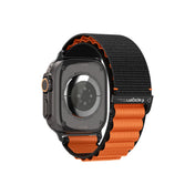 Řemínek pro Apple Watch 49mm/46mm/45mm/44mm Spigen Fabric Band (Hook) - černo-oranžový