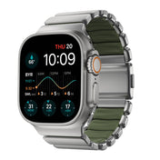 Hybridní řemínek pro Apple Watch 45/46/49 mm Nomad Stratos Band - titanový/zelený