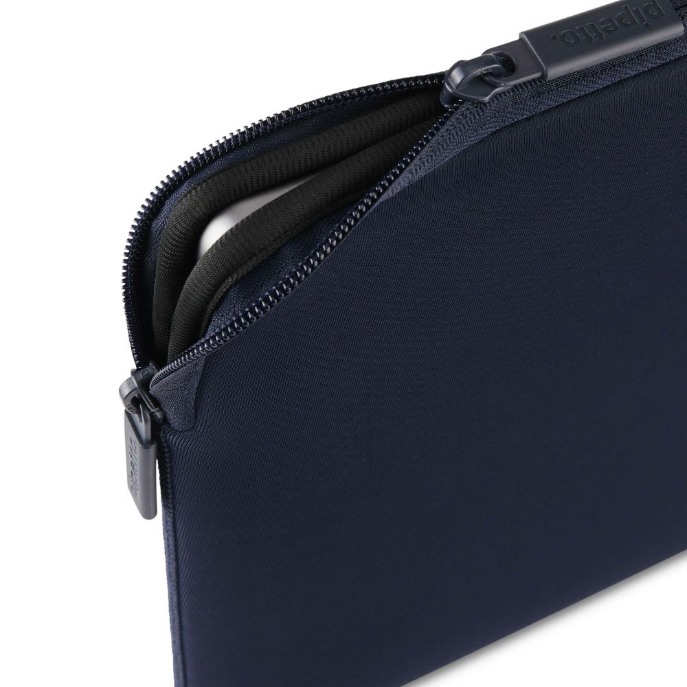 Ochranné pouzdro pro MacBook Neo Pipetto Classic Fit Sleeve - tmavě modré