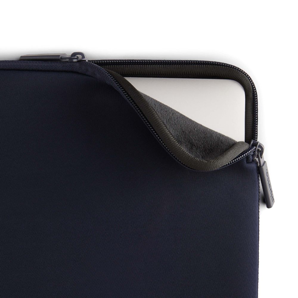 Ochranné pouzdro pro MacBook Neo Pipetto Classic Fit Sleeve - tmavě modré