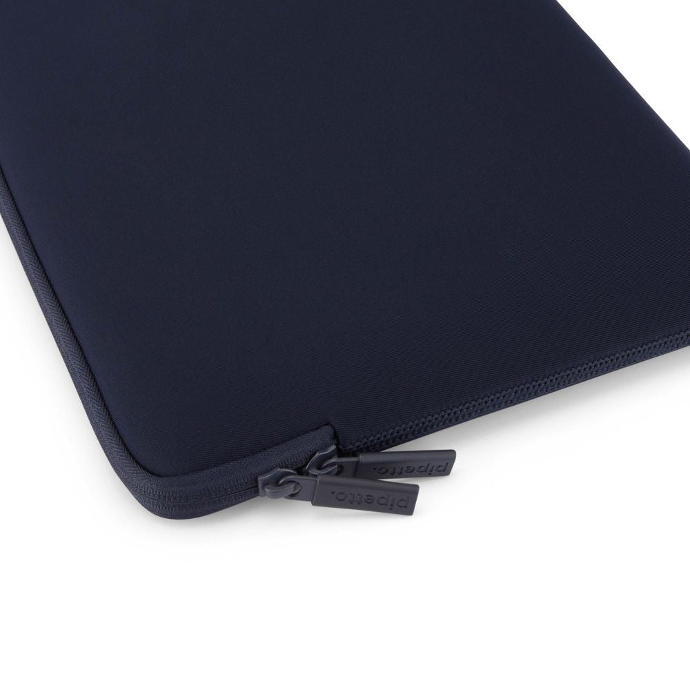 Ochranné pouzdro pro MacBook Neo Pipetto Classic Fit Sleeve - tmavě modré