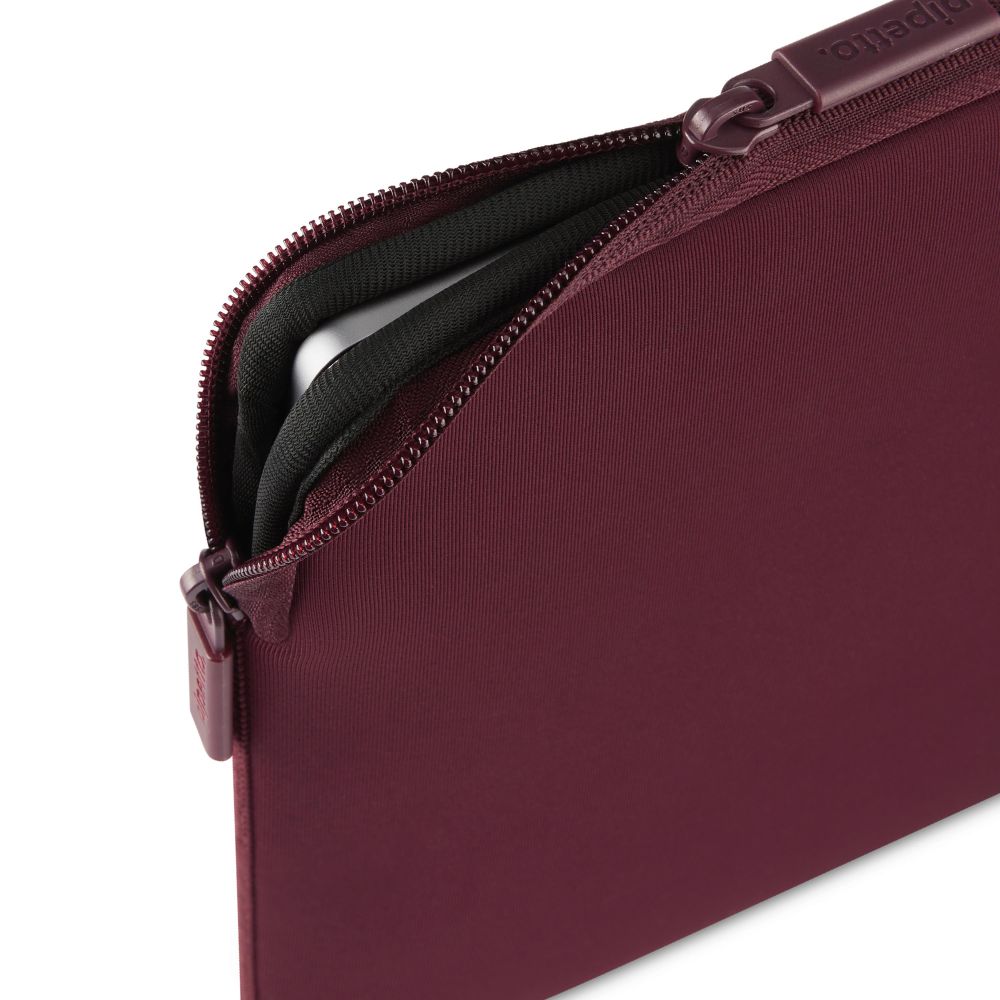 Ochranné pouzdro pro MacBook Neo Pipetto Classic Fit Sleeve - fialové