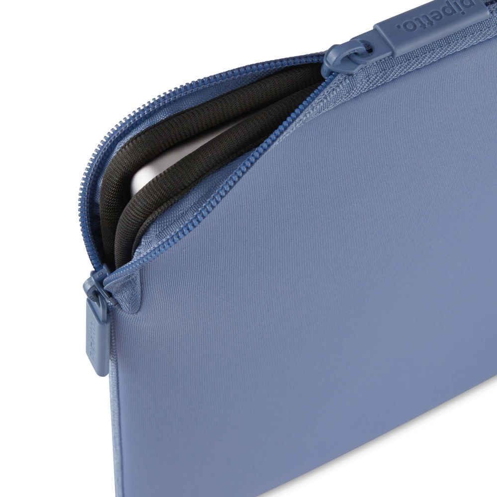 Ochranné pouzdro pro MacBook Neo Pipetto Classic Fit Sleeve - modré