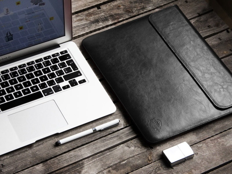 Obal na MacBook Pro 13" M2 Red Ant Whiskey Aroma - černý - bonami.click