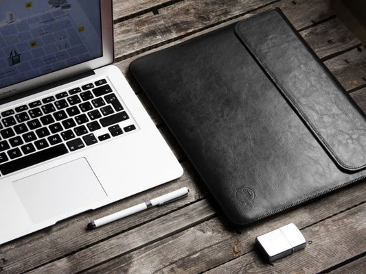 Obal na MacBook Pro 13" M2 Red Ant Whiskey Aroma - černý - bonami.click