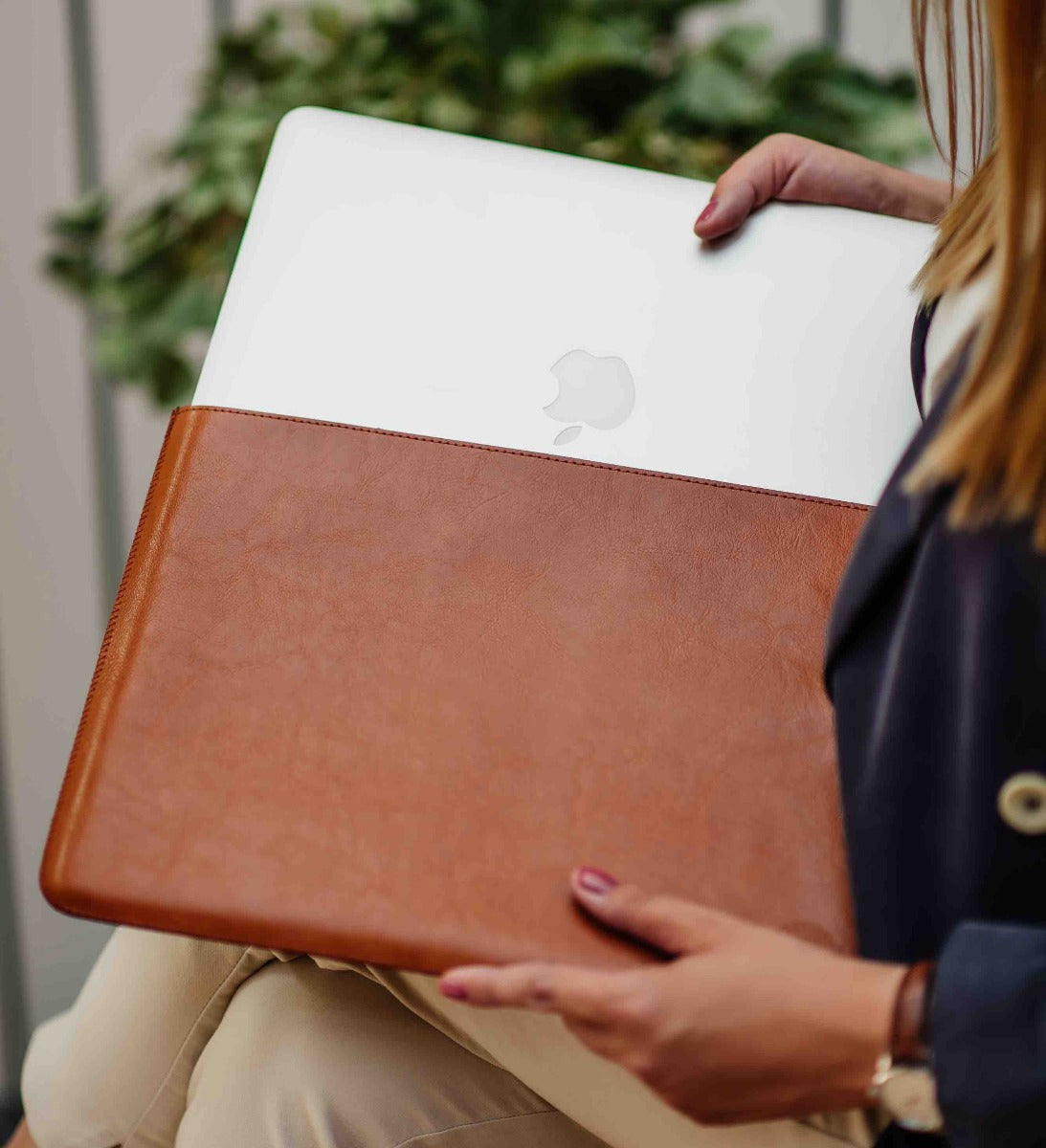 Obal na MacBook Pro 16" Red Ant Whiskey Aroma - světle hnědý - bonami.click