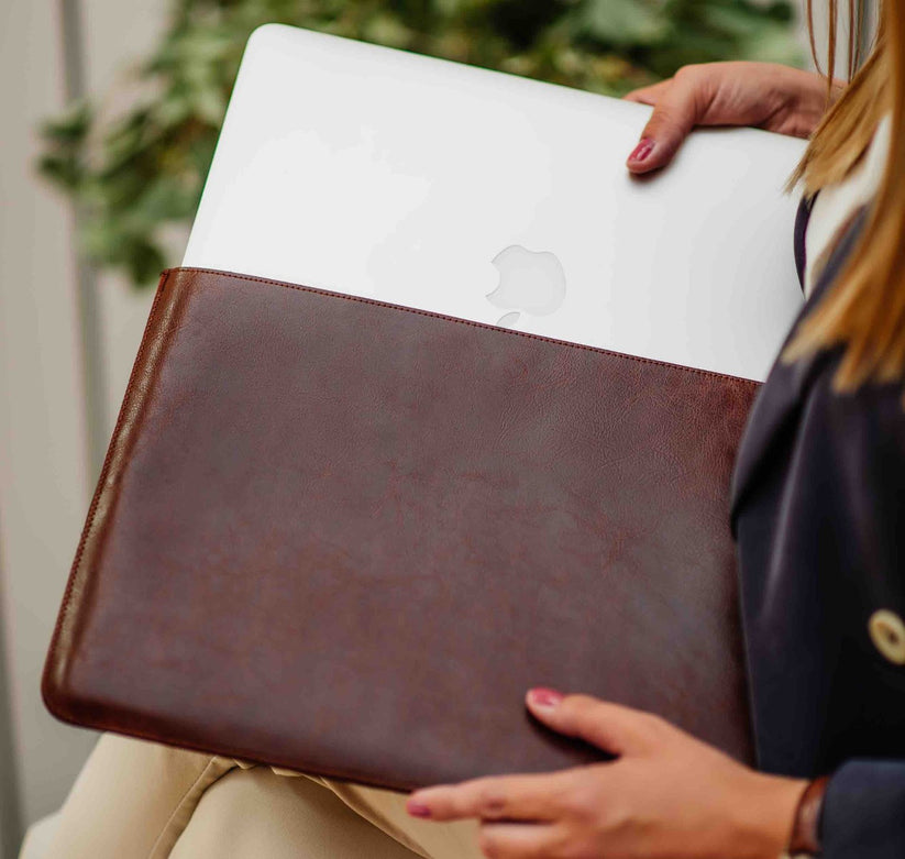 Obal na MacBook Pro 16" Red Ant Whiskey Aroma - hnědý - bonami.click