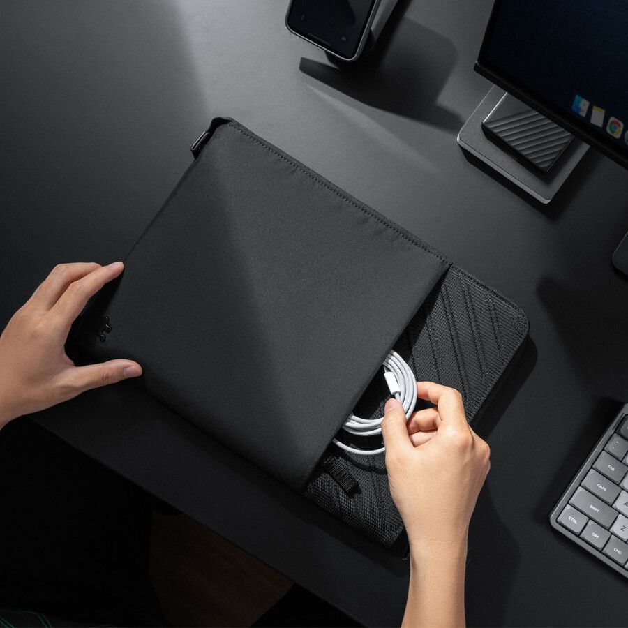 Pouzdro pro MacBook 16" tomtoc Voyage-A16 - černé - bonami.click