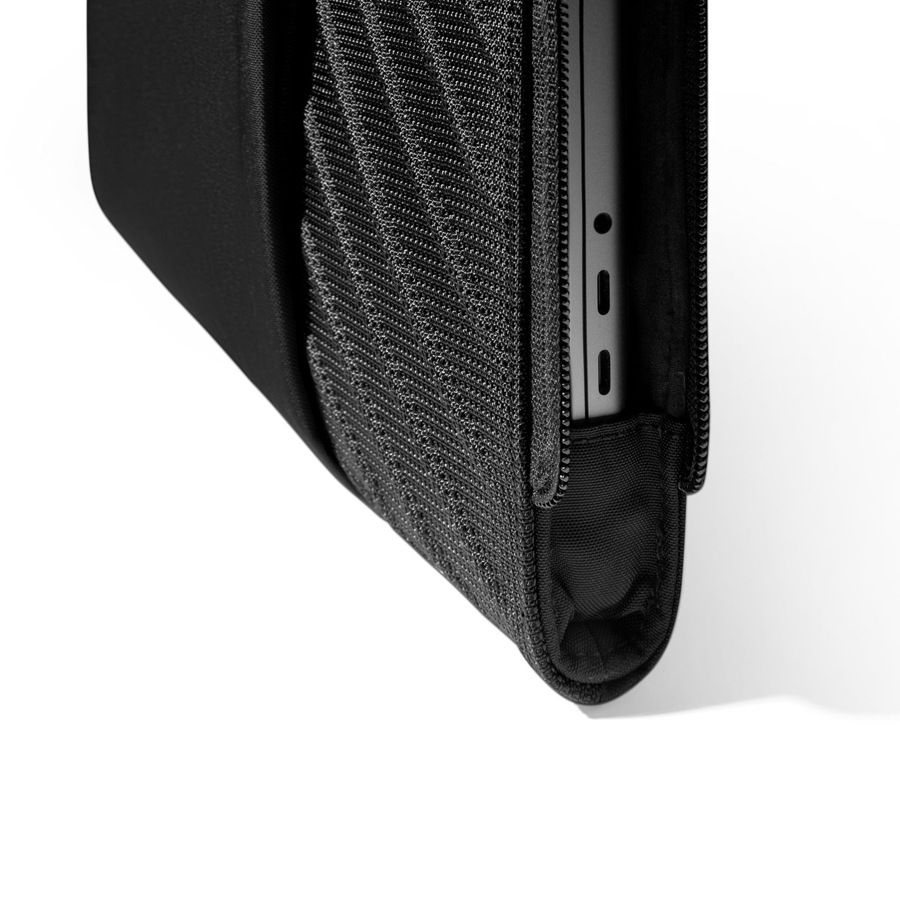 Pouzdro pro MacBook 16" tomtoc Voyage-A16 - černé - bonami.click