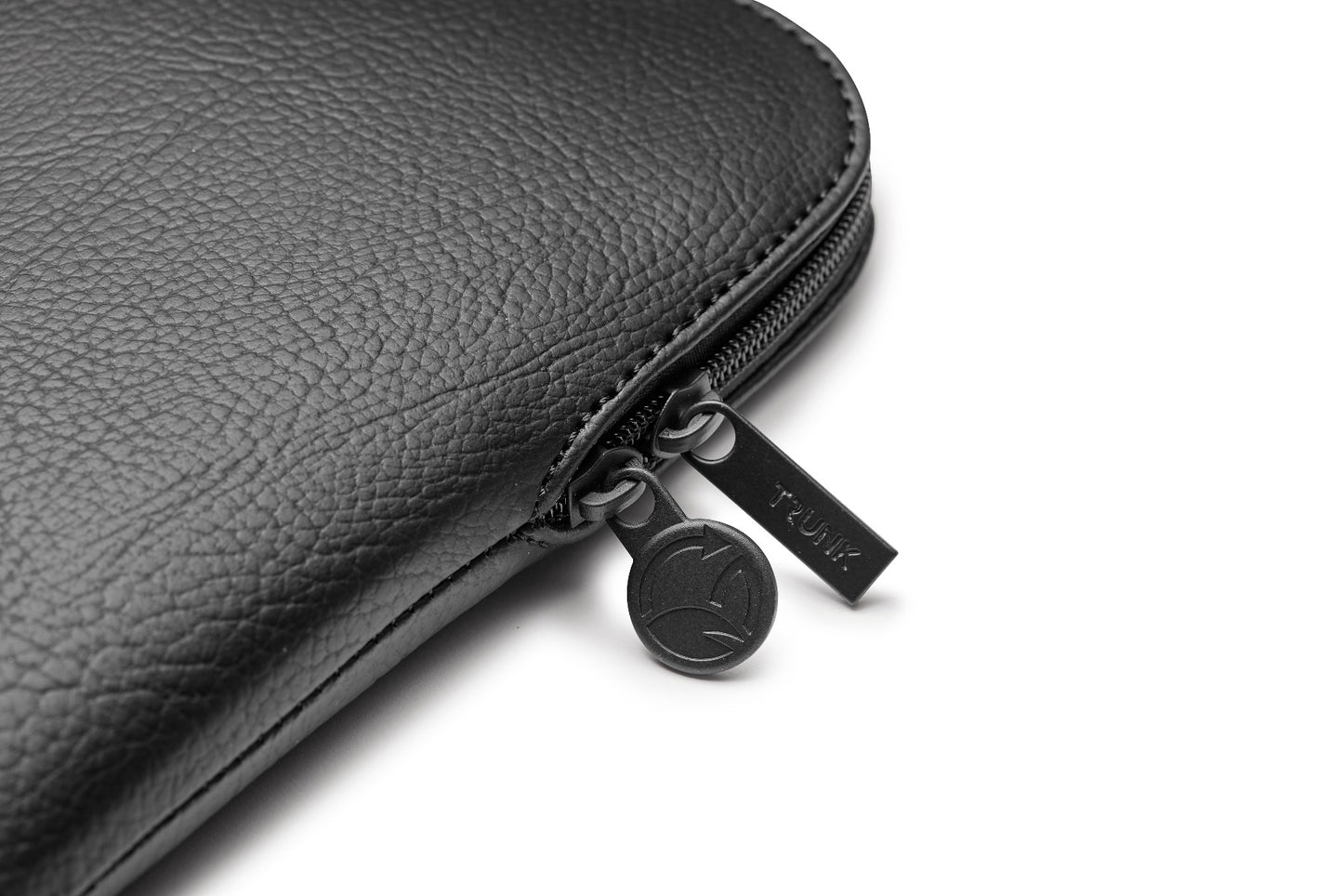 Pouzdro pro MacBook 13" Trunk Apple Peel Sleeve - černé - bonami.click