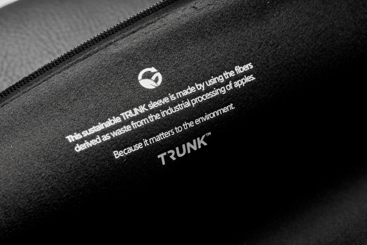 Pouzdro pro MacBook 13" Trunk Apple Peel Sleeve - černé - bonami.click
